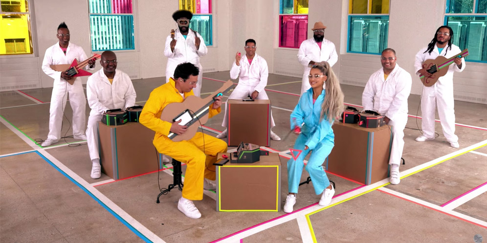 Musik dari Kardus Nintendo, Iringi Ariana Grande Menyanyi!